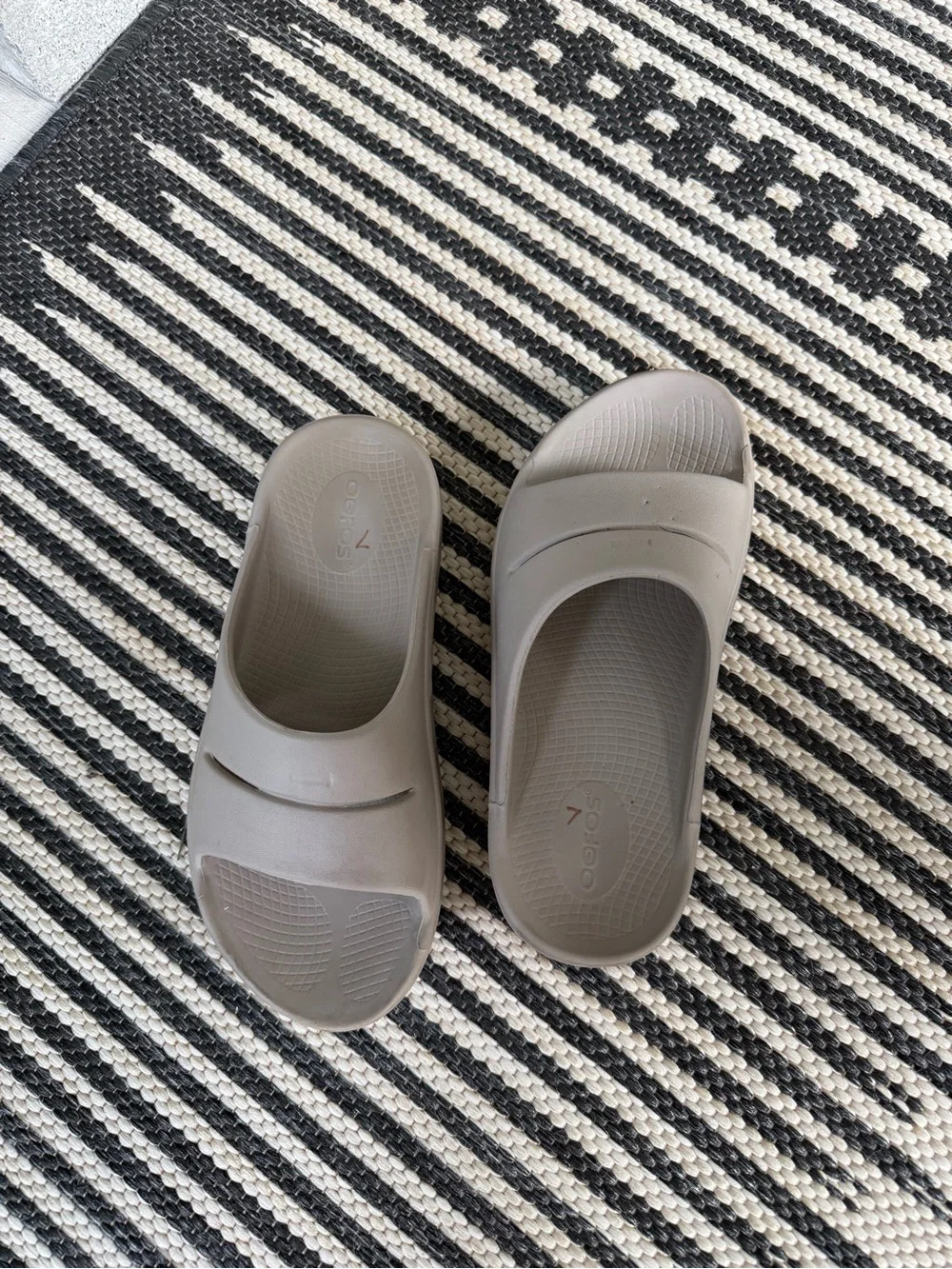 Oofos OOahh recovery sandals-women’s 7/mens 5
